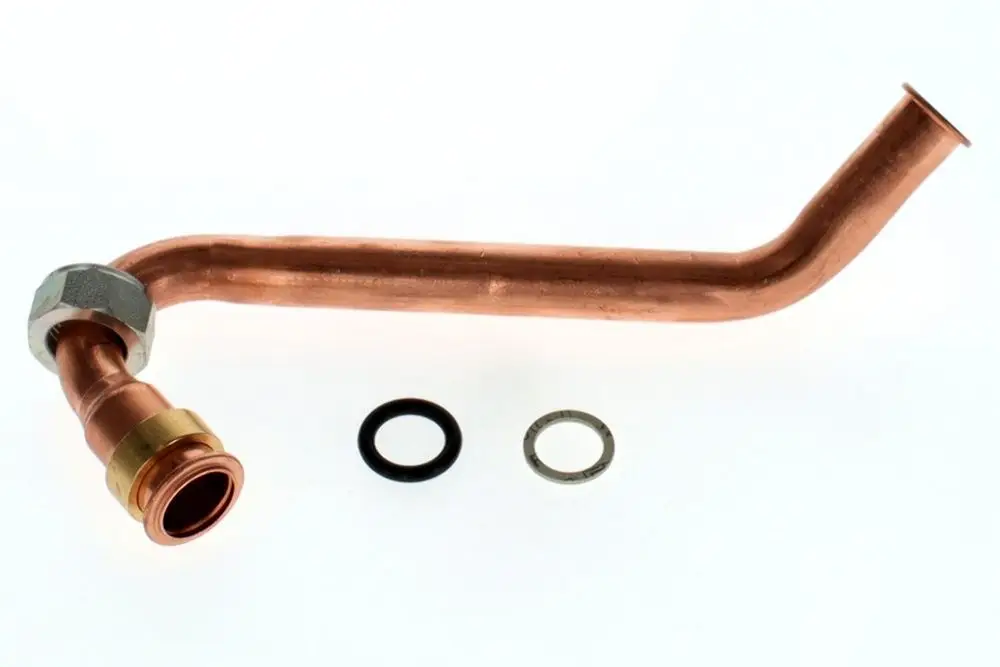 Kupfernes Rücklaufrohr von Bosch mit zwei Dichtungen und Klemmring, gebogen für einen spezifischen Anschluss. Ideal für Heizungs- oder Kühlanwendungen.